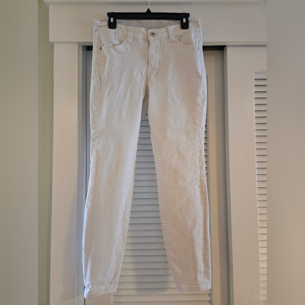 Jag 8/29 Women's white mid rise skinny jeans.